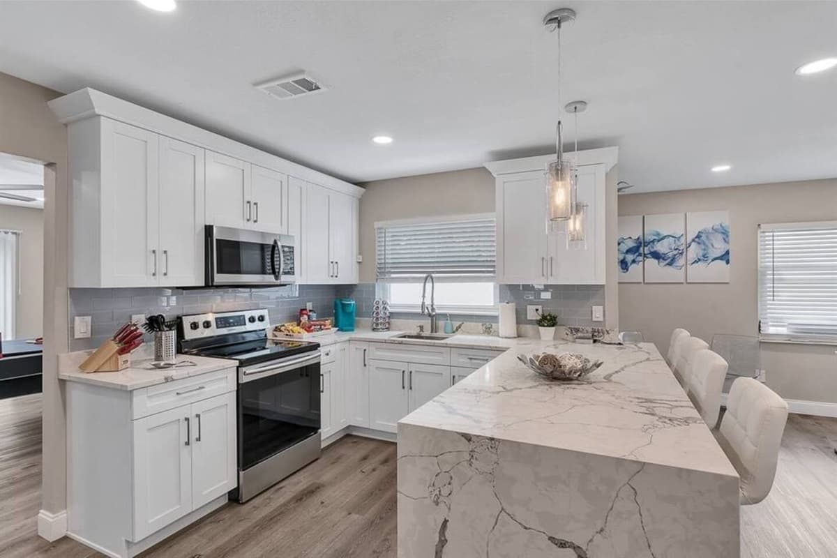 Stunning Kitchen that has everything that you would need to prepare your meals any time of the day. Nothing beats home cooked meals with family and friends. Interested in this property? Please send us an inquiry today!