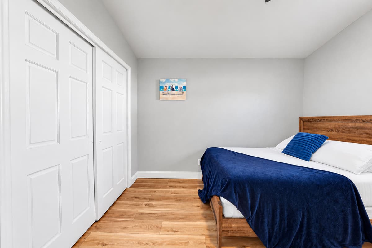The double-and-twin room includes a full-size double bed, a separate twin bed, a large closet and a ceiling fan—an easy setup for children, friends or mixed-age groups.
