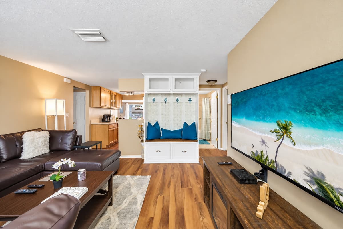 Our beautiful living area has a smart TV and a comfortable and modern L-shaped couch. Never miss an episode of your favorite series while on vacation while relaxing. Send us a message now!