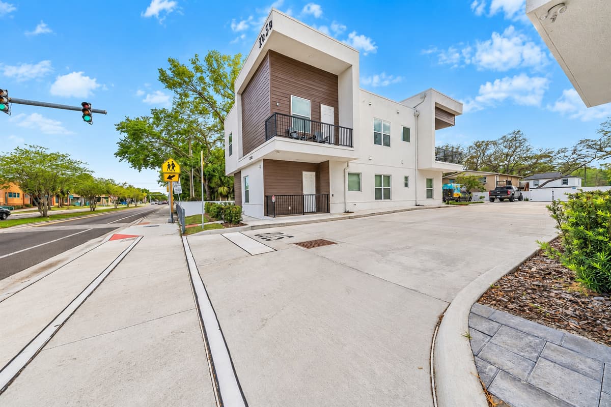 Central North Tampa, minutes from it all. Easy I-275 access keeps Downtown Tampa, St. Pete, and the Gulf Coast beaches within reach. Spend the day exploring, then drive home to a calm, brand-new space.
