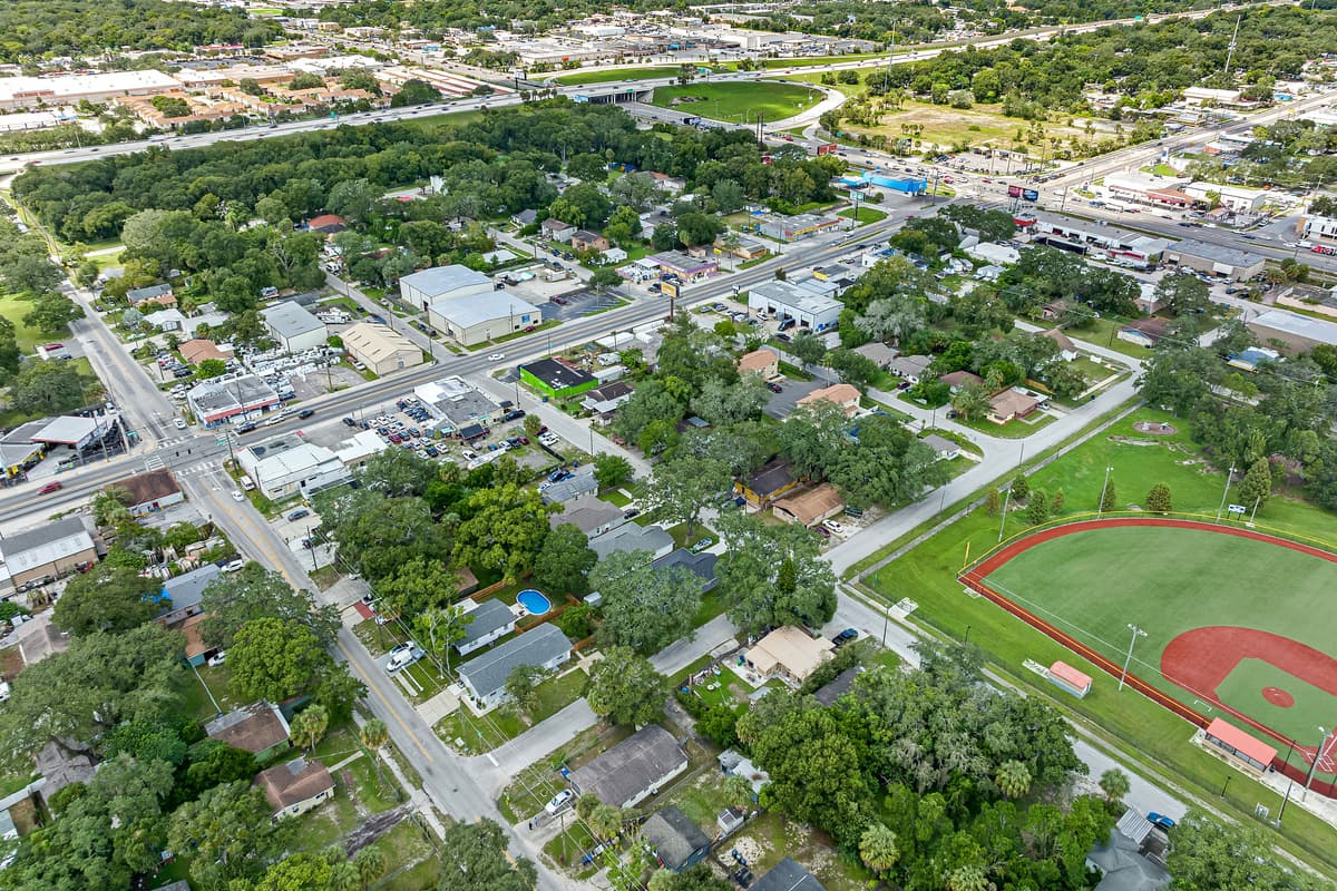 Incredible aerial view of our safe and wonderful neighborhood. Enjoy the view outside showcasing beautiful properties in the area. Do you like this property? Don't hesitate and send us an inquiry as soon as possible!