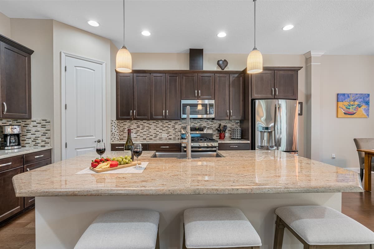 This beautiful modern kitchen has a lot of storage too! It's equipped with a dishwasher and has a lot of cabinets and drawers for kitchen tools and utensils. If you like this property, don't hesitate to send us a message.