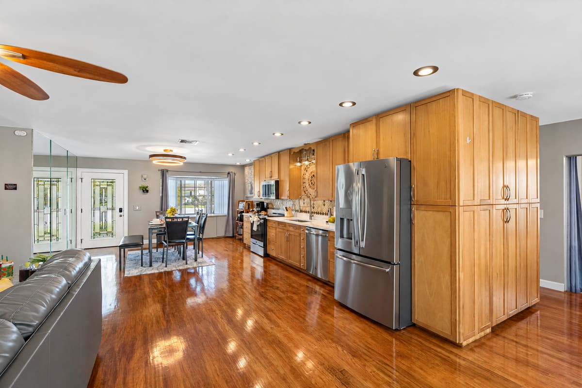 The seamless connection between the kitchen and dining area allows for easy hosting, casual meals, and comfortable conversation.