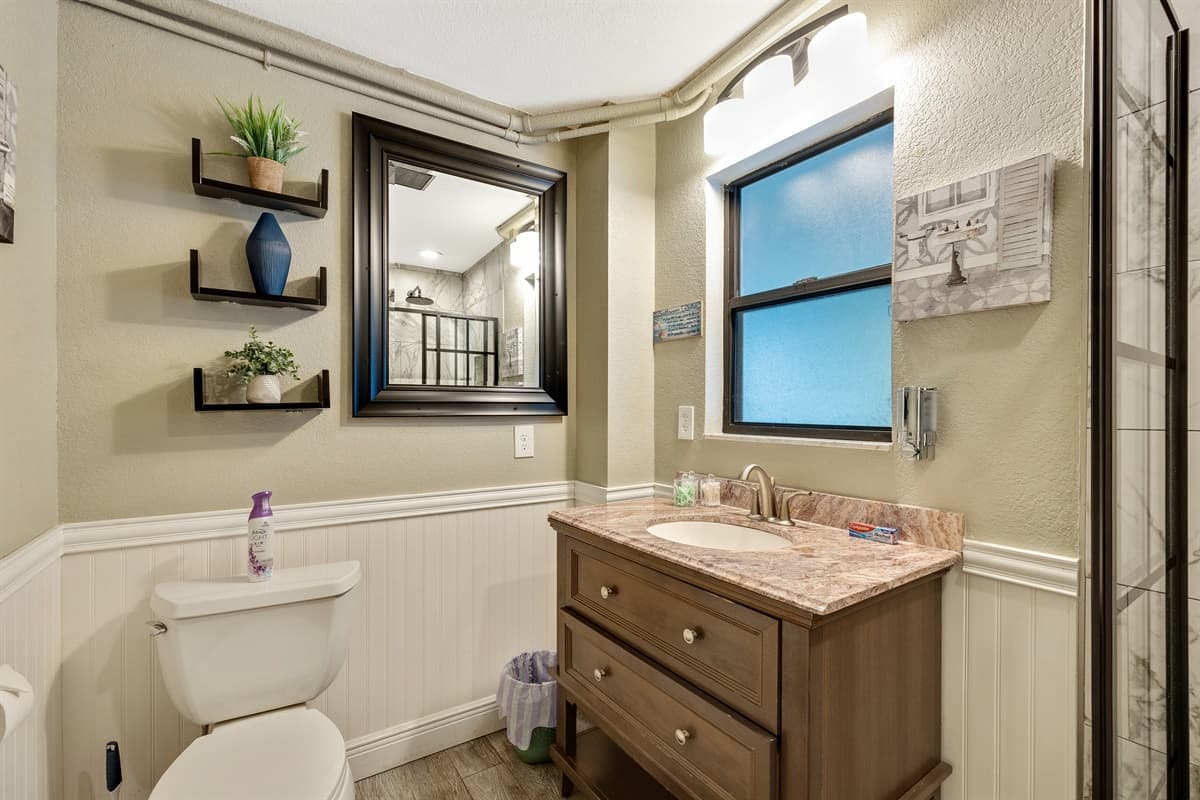 Our full bathroom, a stylish and functional space designed to cater to your every need.