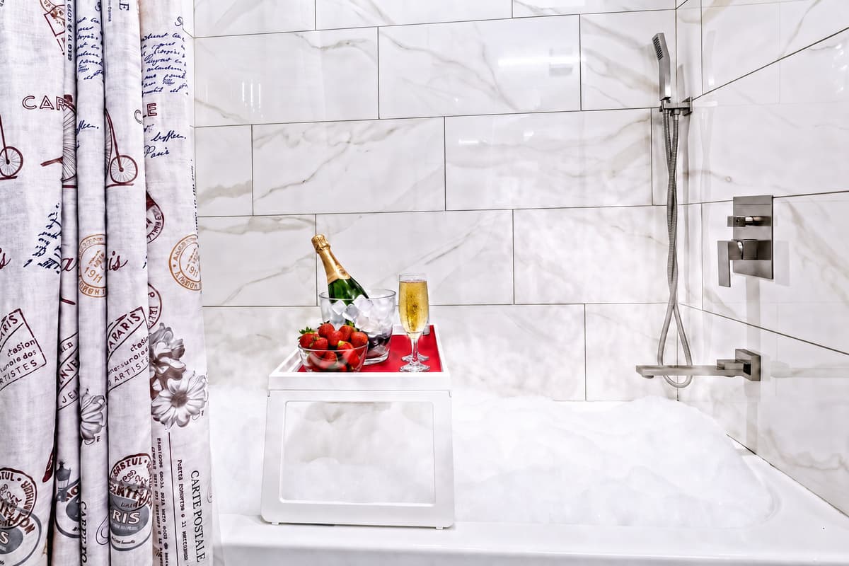 Luxurious bathroom with bathtub, sink, toilet and shower.  Enjoy a relaxing bath after in our amazing and spacious bathtub. If you like this property, send us an inquiry as soon as possible.