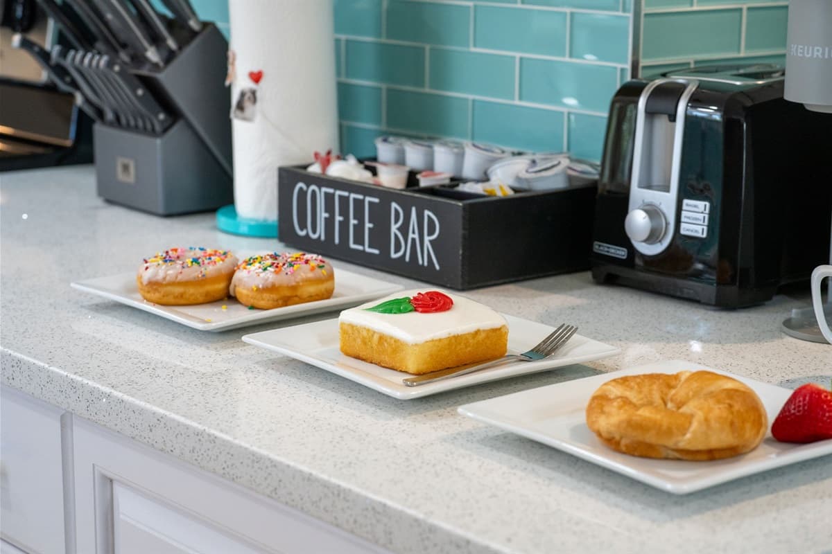 The kitchen is equipped with a high-quality coffee maker, a kettle, and a selection of coffee pods, tea bags, and sweeteners, so you can enjoy your morning pick-me-up just the way you like it.