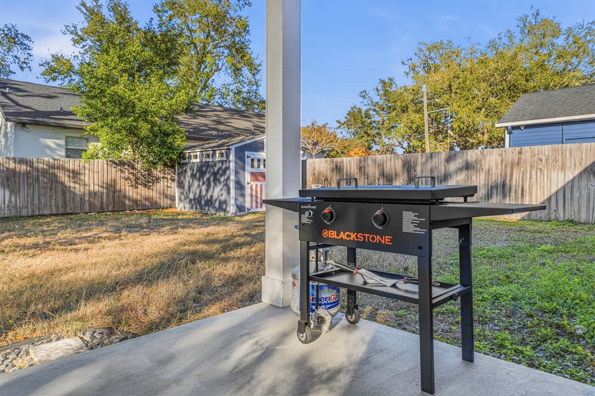 Grill masters, rejoice! The backyard comes with a Blackstone flat-top grill ready for your cookouts. Fire it up under the Florida sunshine and enjoy al fresco dining in your private, fenced outdoor space.