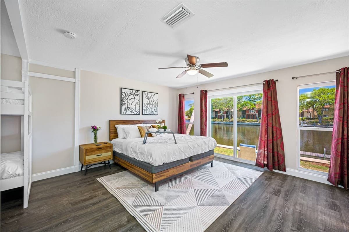 Our magnificent bedroom with a comfortable huge bed. This room also has its TV and a wonderful view. Feel at home in your home away from home. If you think you'd enjoy your trip to this property, send us a message now!