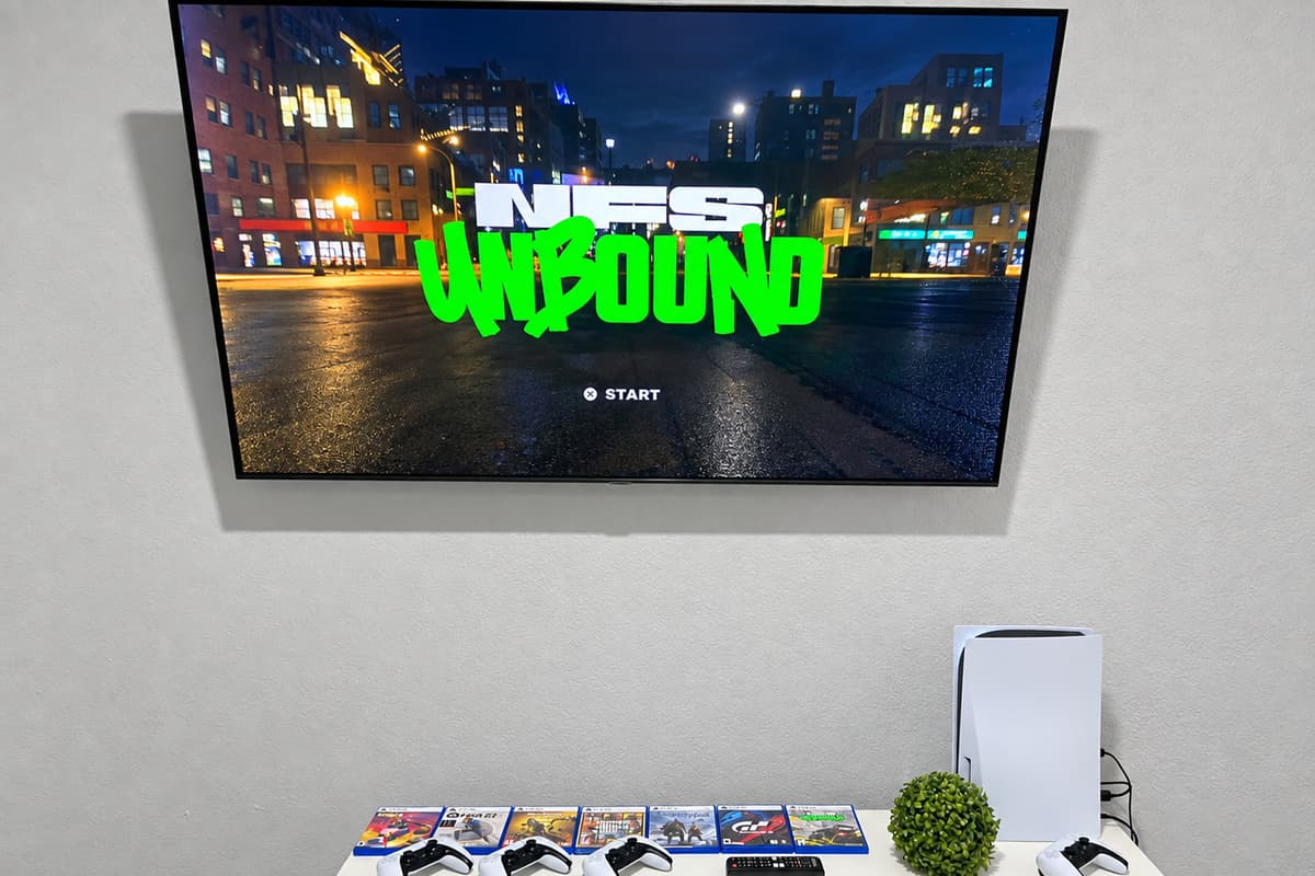 Racing, sports, and adventure games. A selection of games is ready to play on the PS5, with four controllers so everyone joins in. Rainy-day plans: handled.