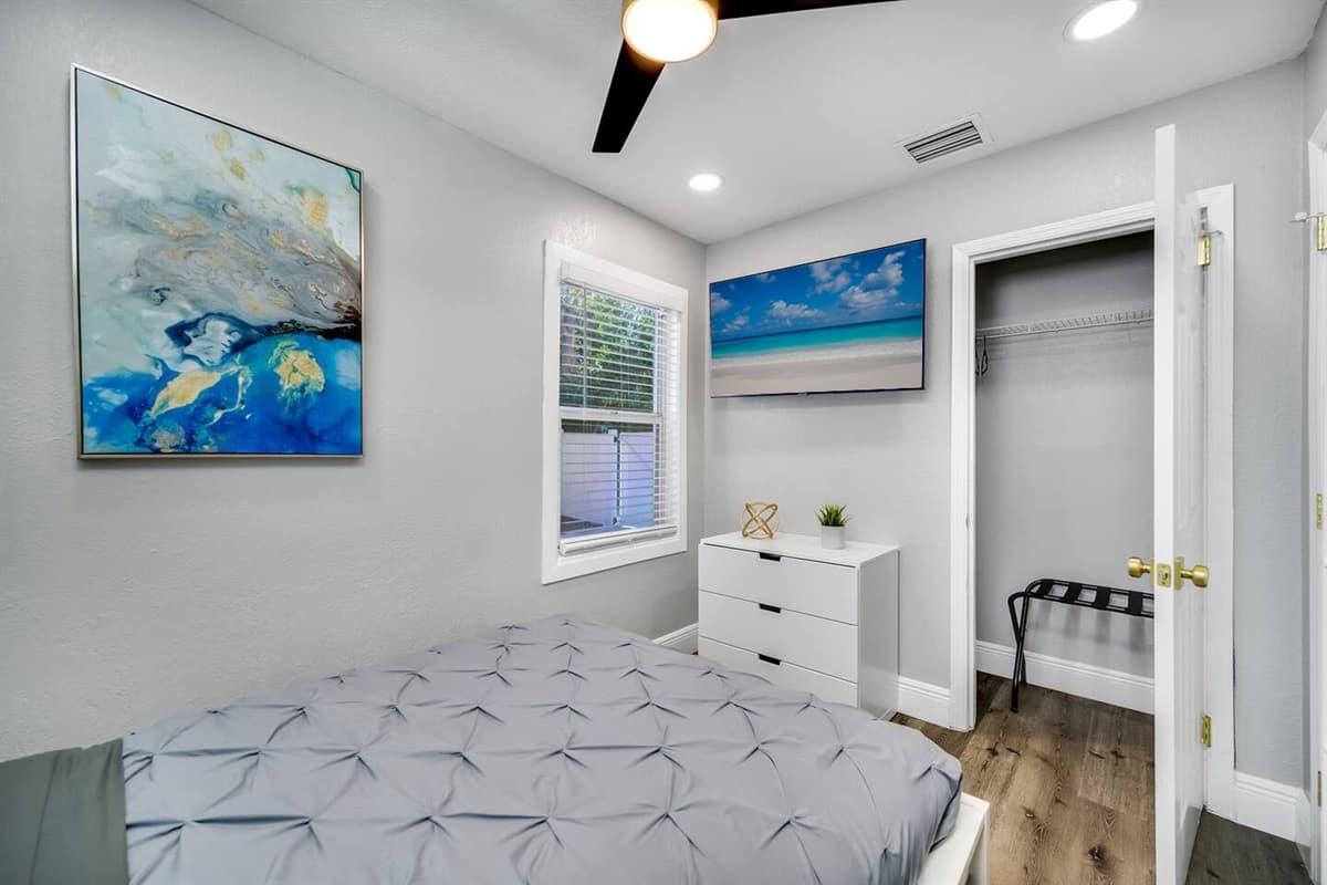 Watch movies or your favorite series in your own comfortable bedroom with your kids or friends! This bedroom has a queen size bed, drawers and closet. 