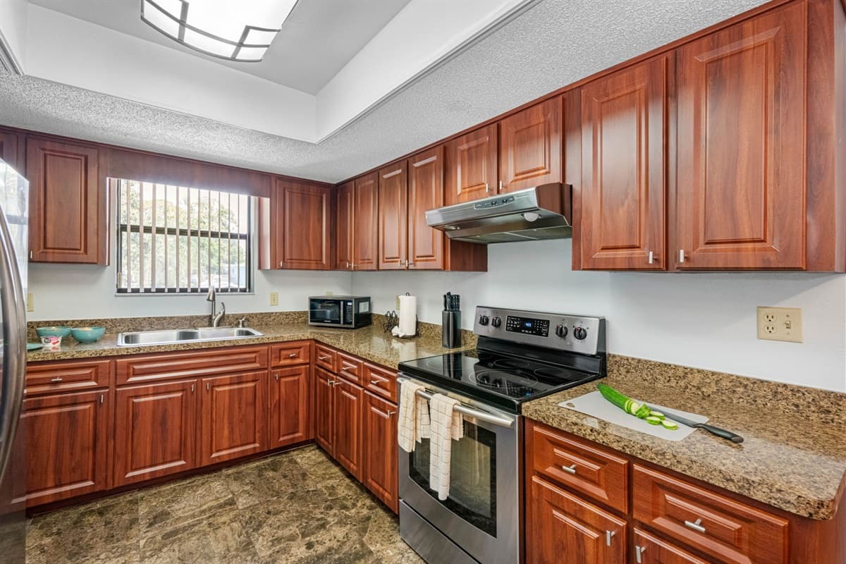 You’ll have ample storage space for groceries, cookware, and pantry items, whether you’re staying for a weekend or an extended getaway.