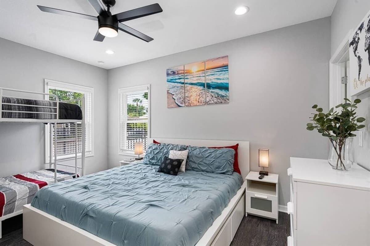 Lovely bedroom that has king size bed, single bunkbed, drawers and a smart TV. Perfect for family with kids or an inseparable group of friends. Id you think this property suits your needs, send us an inquiry as soon as possible!
