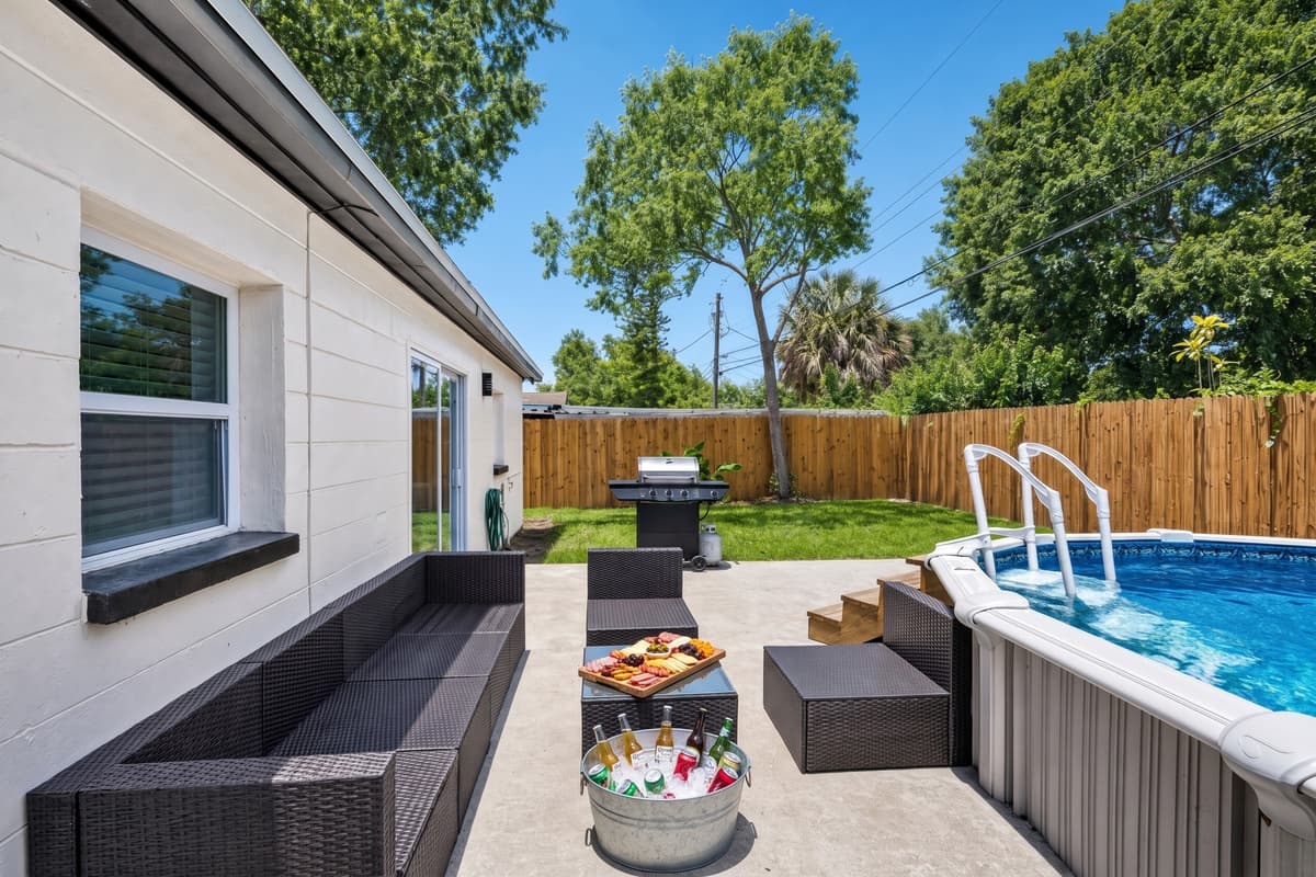Enjoy this lovely trip with your family and friends while swimming in this pool