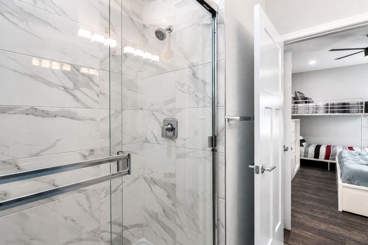 Completely modern and spacious bathroom with sink, toilet and walk in shower. Feel refreshed after a long day of travel from your home to your home away from home. If you like this property, send us a message now!