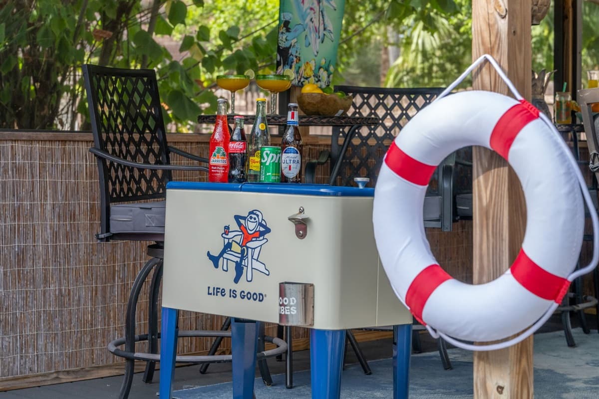 Enjoy cold drinks from the cooler, catch a game on the outdoor TV, or relax under the string lights as you hang out poolside. It’s the ultimate hangout spot!