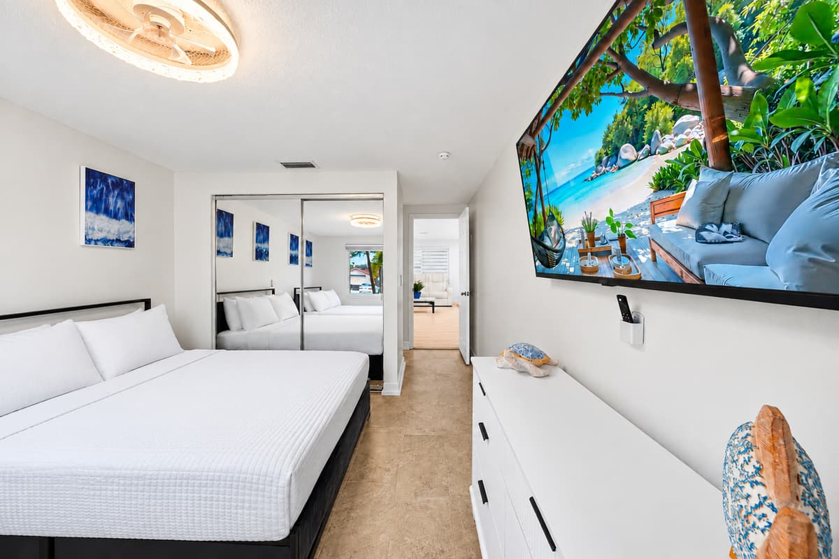 Bright guest bedroom with a king size bed and queen size bed. Also features a Smart TV, and comfortable accommodations ideal for families or groups traveling together.