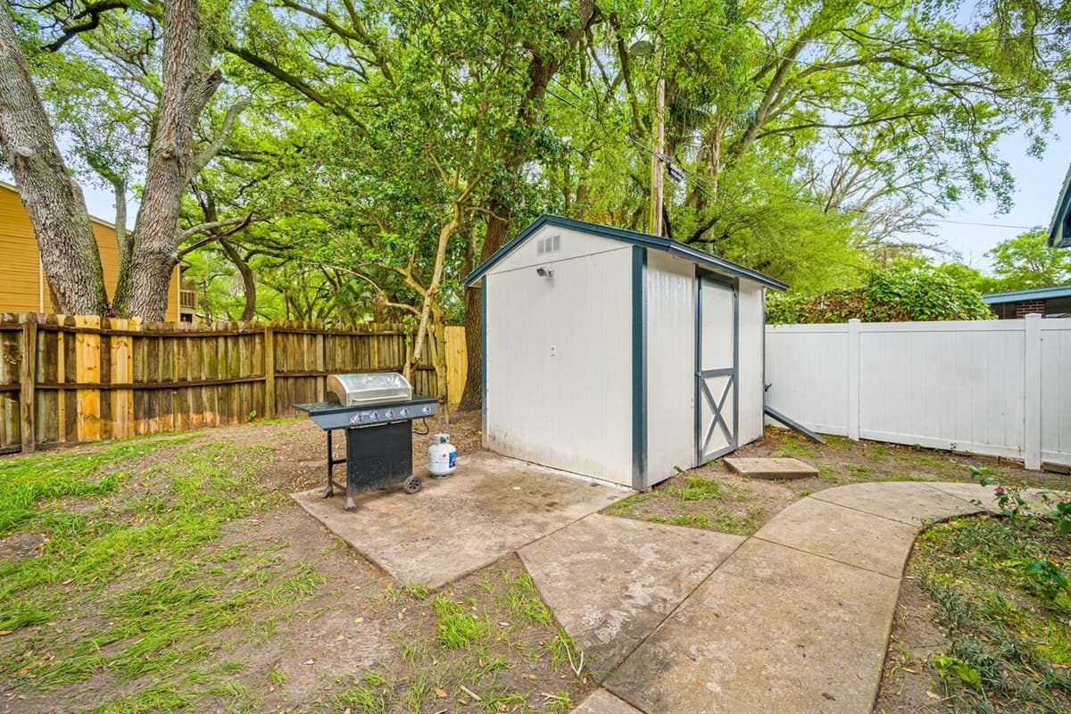 Tired of the indoors? You would love our beautiful seating area. Relax and share stories with family and friends while having a cup of coffee or tea. If you are interested in this property, send us an inquiry now!