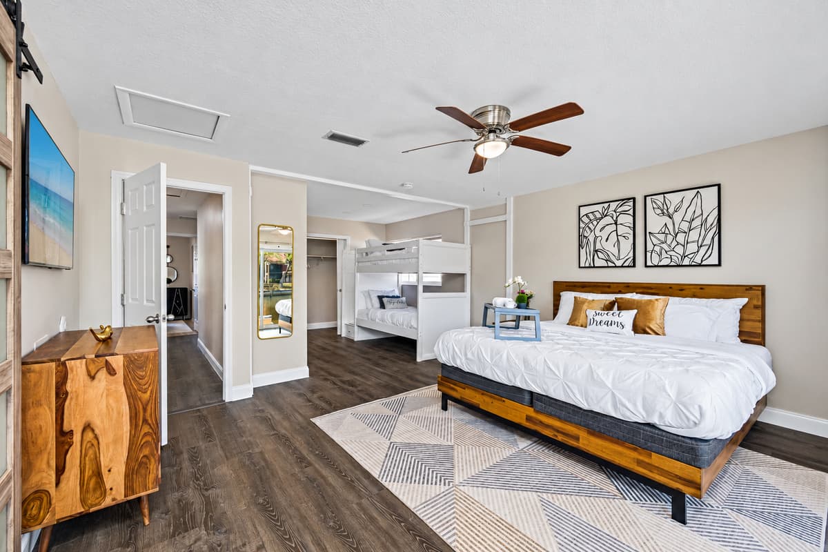 Lovely bedroom with a comfortable huge bed and a bunk bed. This room also has its TV and its bathroom. Feel at home in your home away from home. If you think you'd enjoy your trip to this property, send us a message now!