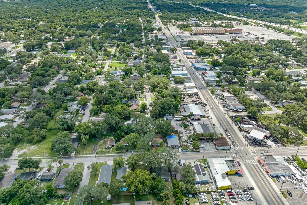 Incredible aerial view of our safe and wonderful neighborhood. Enjoy the view outside showcasing beautiful properties in the area. Do you like this property? Don't hesitate and send us an inquiry as soon as possible!