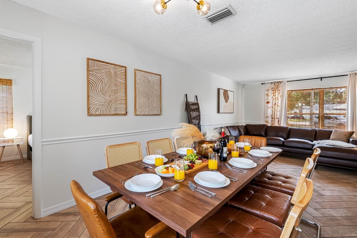 Dine in style at this beautifully appointed space featuring rattan-accented chairs, earthy decor, and large windows that bring in natural light—perfect for long brunches or evening wine nights.