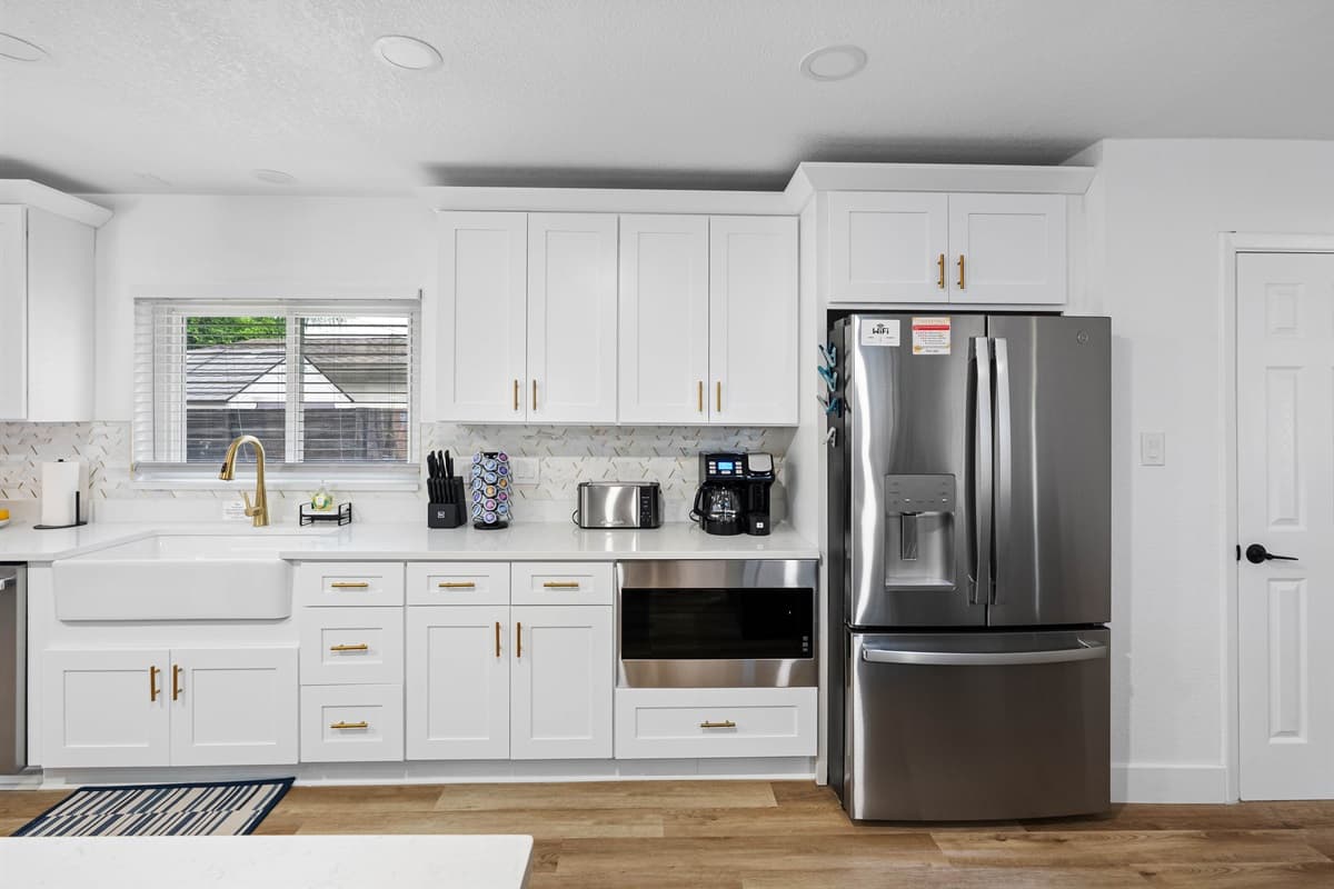 Stylish, spacious, and stocked—your dream vacation kitchen awaits.