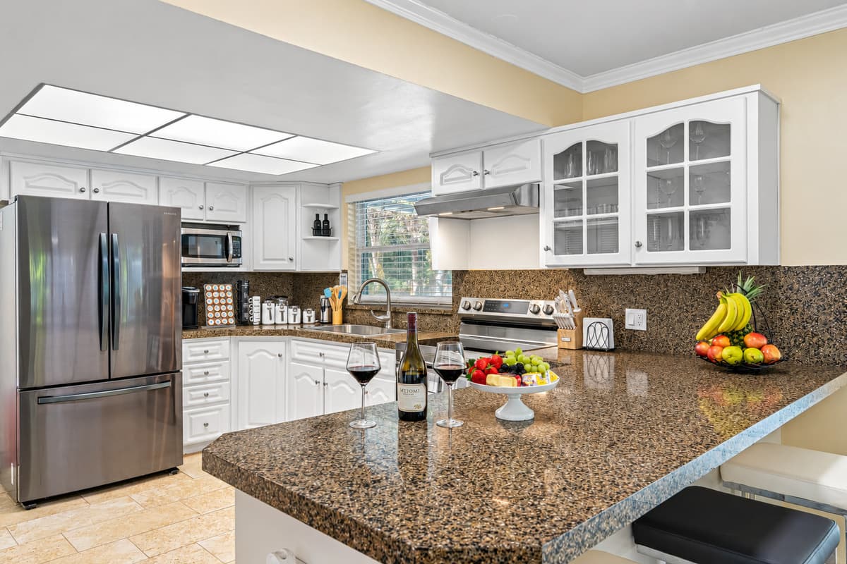 This stunning space is a food lover's dream, boasting sleek and modern appliances, ample counter space, and everything you need to whip up a culinary masterpiece. 