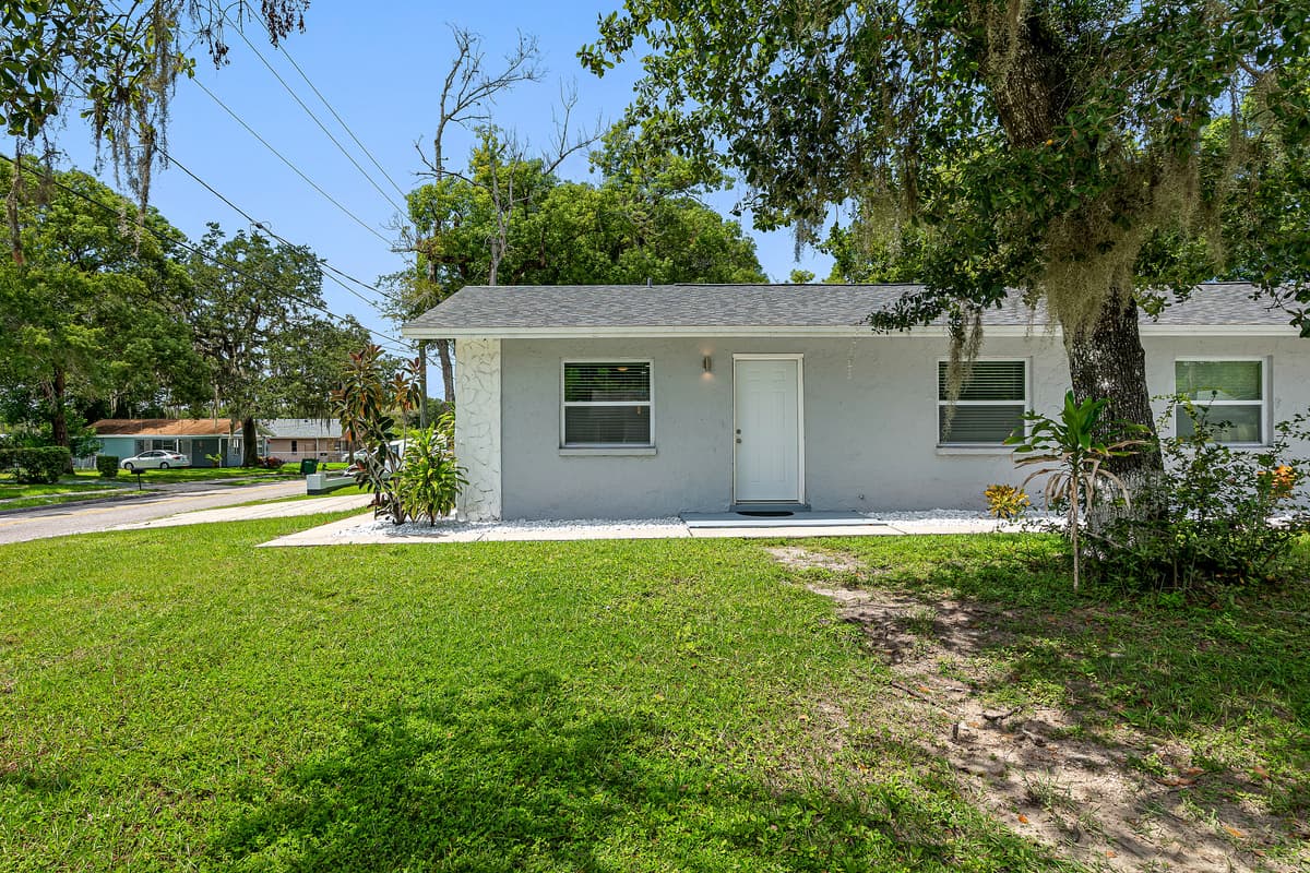 The beautiful side view of the house showcasing our magnificent front yard, amazing tree, and driveway. If you are interested in this property, don't hesitate to send us a message! Book now!