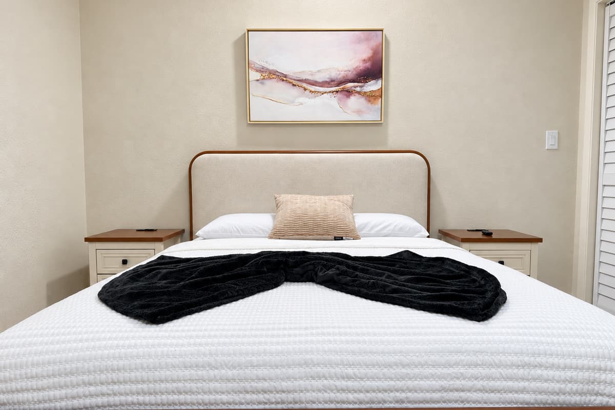 Bedroom 1 — Queen