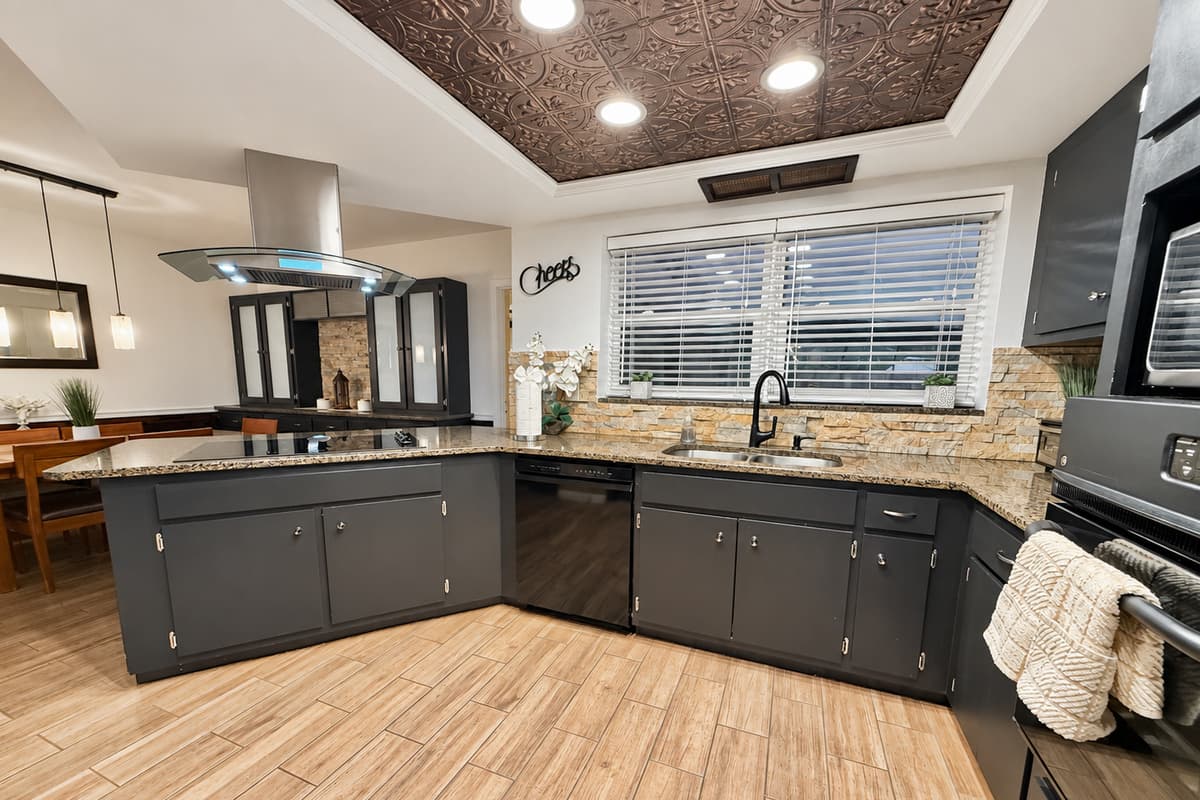 From casual breakfasts to gourmet dinners, you’ll find every appliance and utensil needed right at your fingertips in this well-stocked space.
