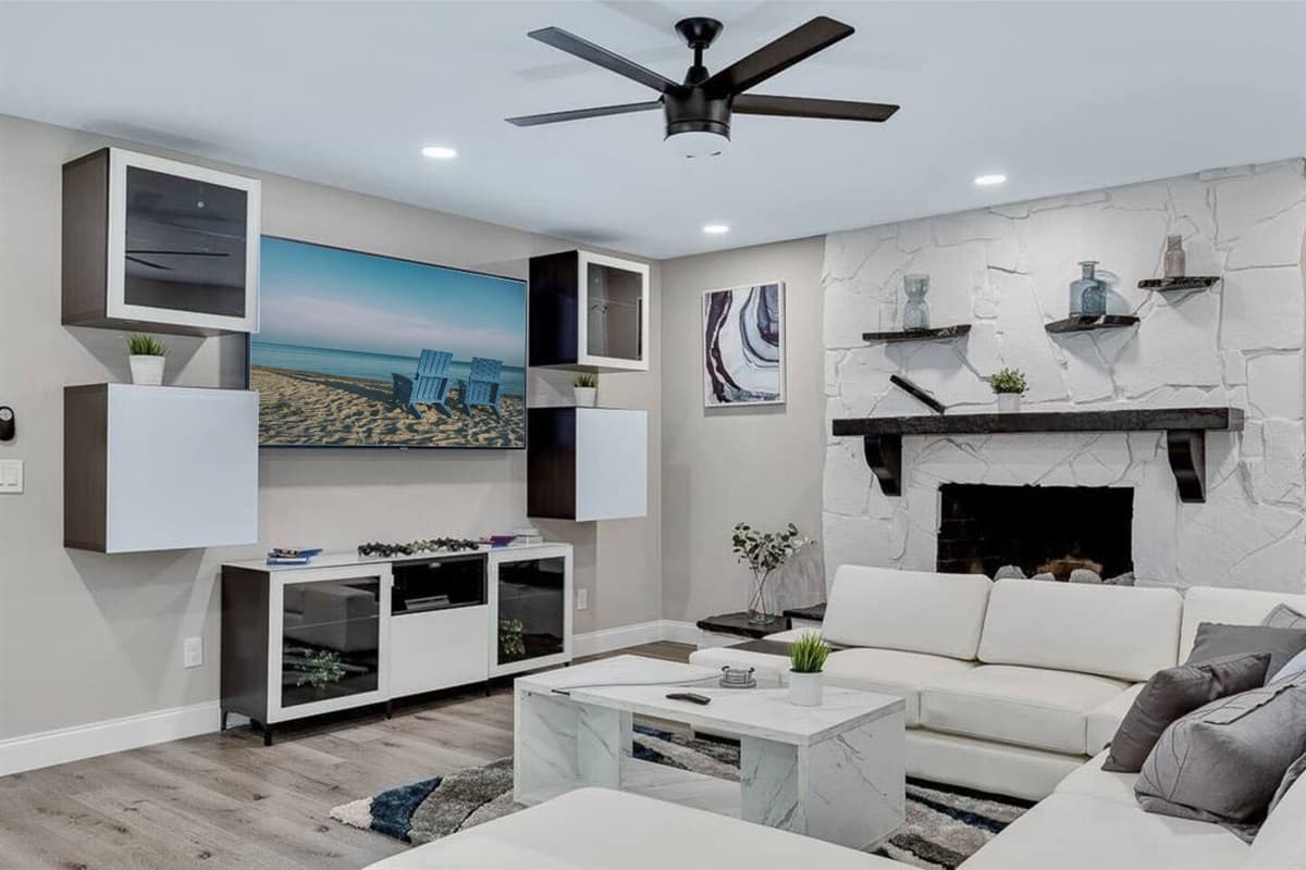Catch up on your favorite series or watch new movies with family and friends in this lovely living area! Make the most of your stay while relaxing. Like what you see? Send us a message now!