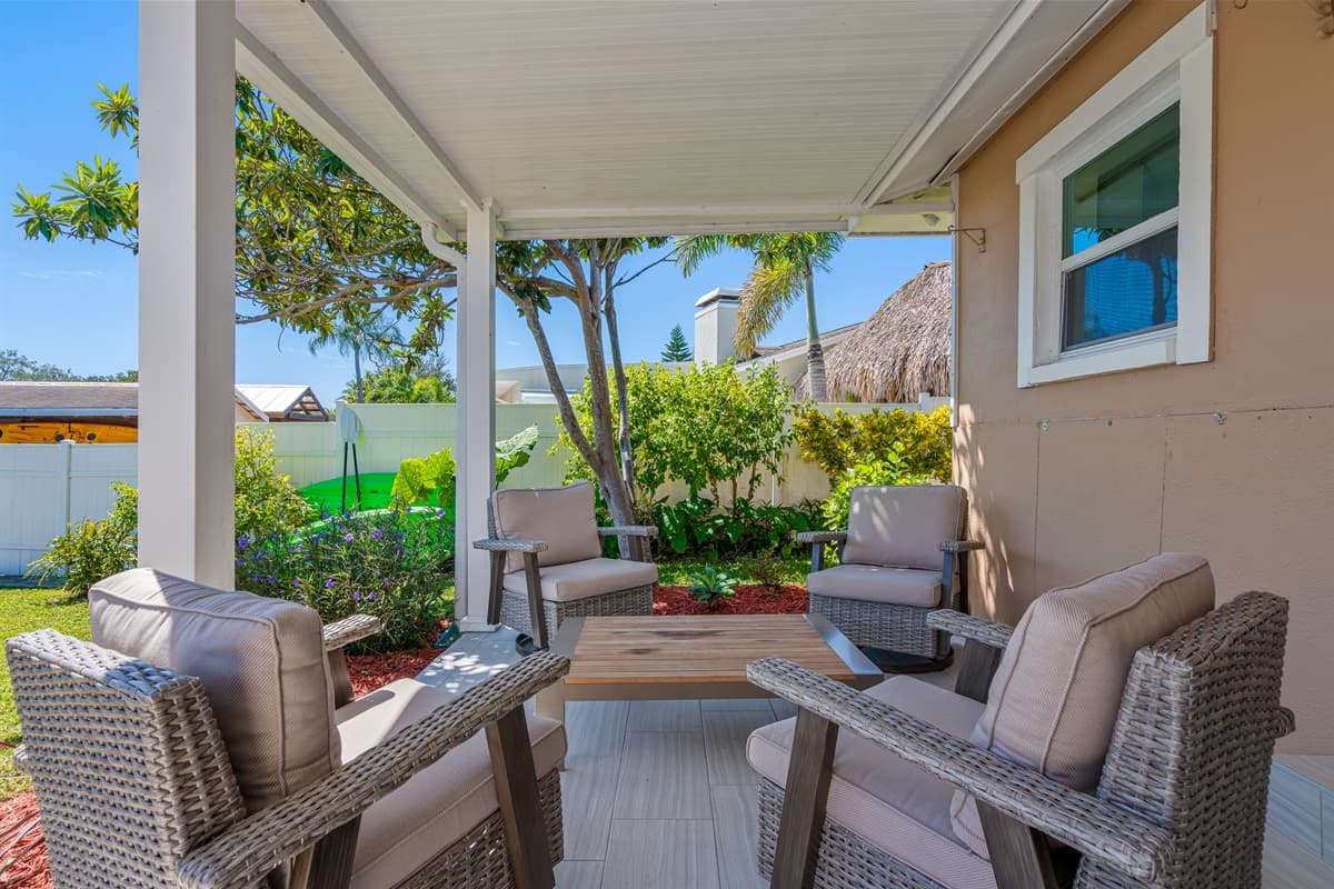 Tired of the indoors? You would love our beautiful seating area. Relax and share stories with family and friends while having a cup of coffee or tea. If you are interested in this property, send us an inquiry now!