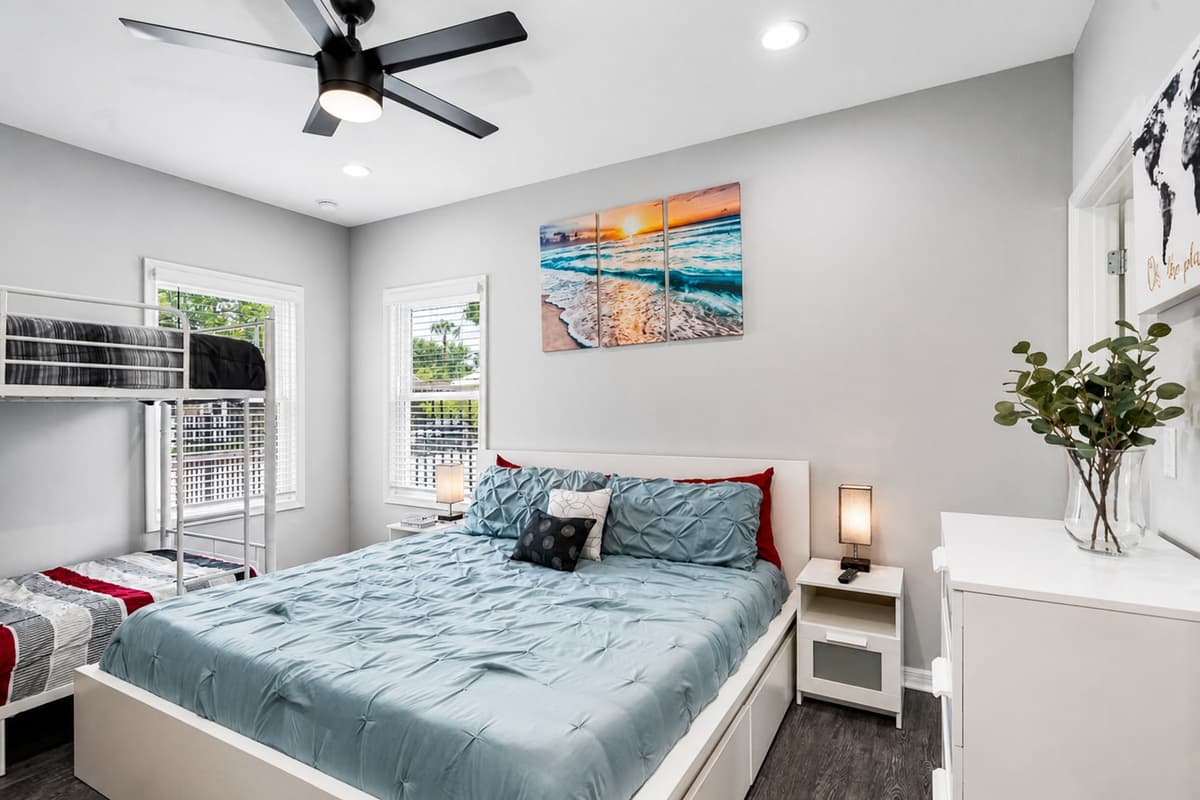 Lovely bedroom that has king size bed, single bunkbed, drawers and a smart TV. Perfect for family with kids or an inseparable group of friends. Id you think this property suits your needs, send us an inquiry as soon as possible!