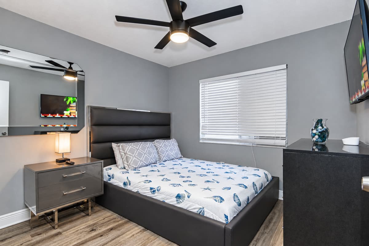 Love the relaxing ambiance this room gives and relax after a long day bonding with family. Have the best sleep ever! Book this property now before someone else does!