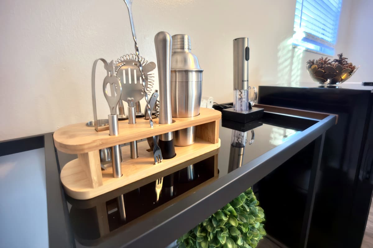 🍹 Cheers to vacation! The fully stocked mini bar features a complete cocktail kit with shakers, strainers, and jiggers — everything you need to mix up the perfect drink for your group! 🥂🎉