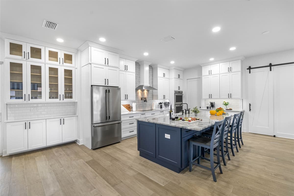 The large dining counter provides plenty of space for everyone to gather and share meals.