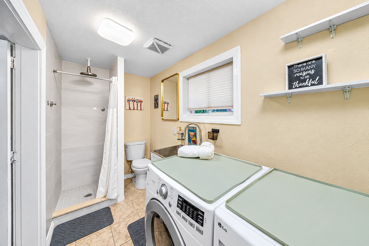 Bathroom/Laundry Area