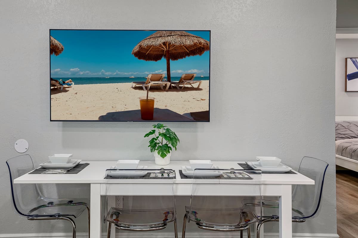 Share great stories with family and friends while having amazing meals in this lovely dining area! This is the best time to catch up! Inquire now!