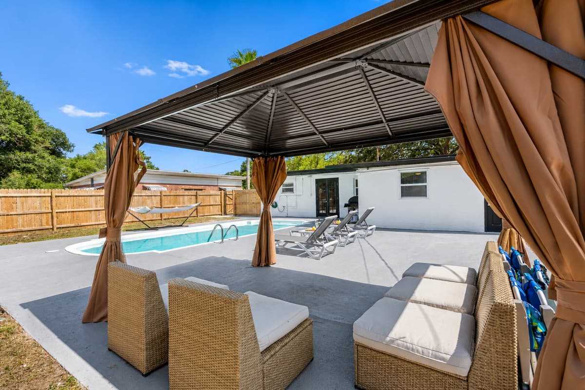 Take a seat at the outdoor furniture and enjoy a refreshing drink or a light snack, surrounded by lush greenery and the tranquil sound of trickling water.