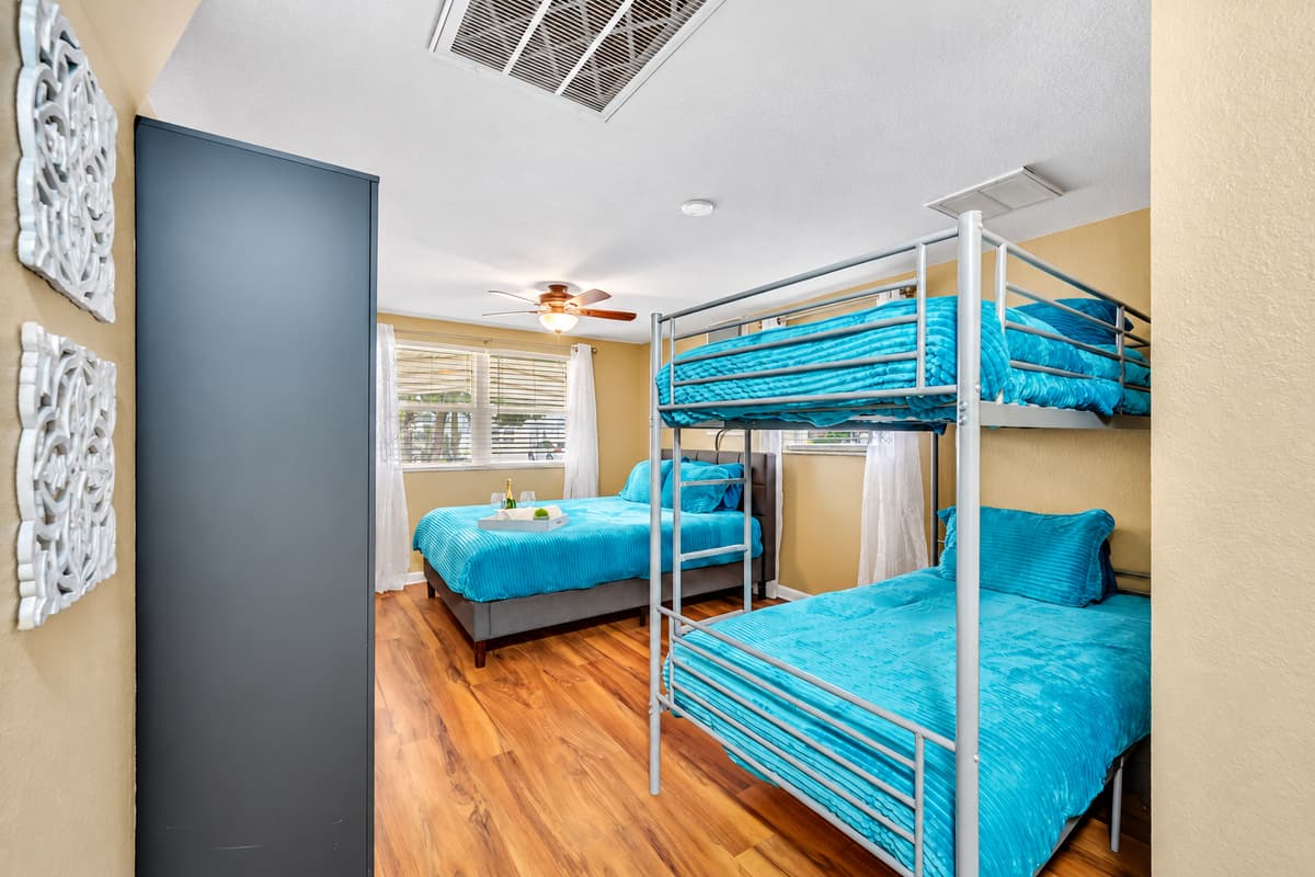Elegant bedroom with queen sized bed, twin bunkbed, , drawers for storage and smart TV. Ideal room for a group of friends or a family with kids. If you are interested in this property, send us an inquiry now!
