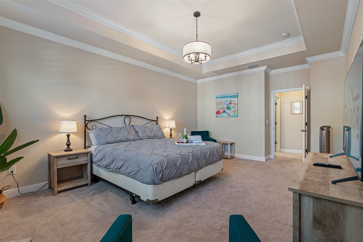 This amazing room has a king -size bed, closet, drawers, and its own TV. Feel at home while you're on your home away from home! Relax and wind down after a long day of touring. If you like what you see so far, send us a message as soon as possible!