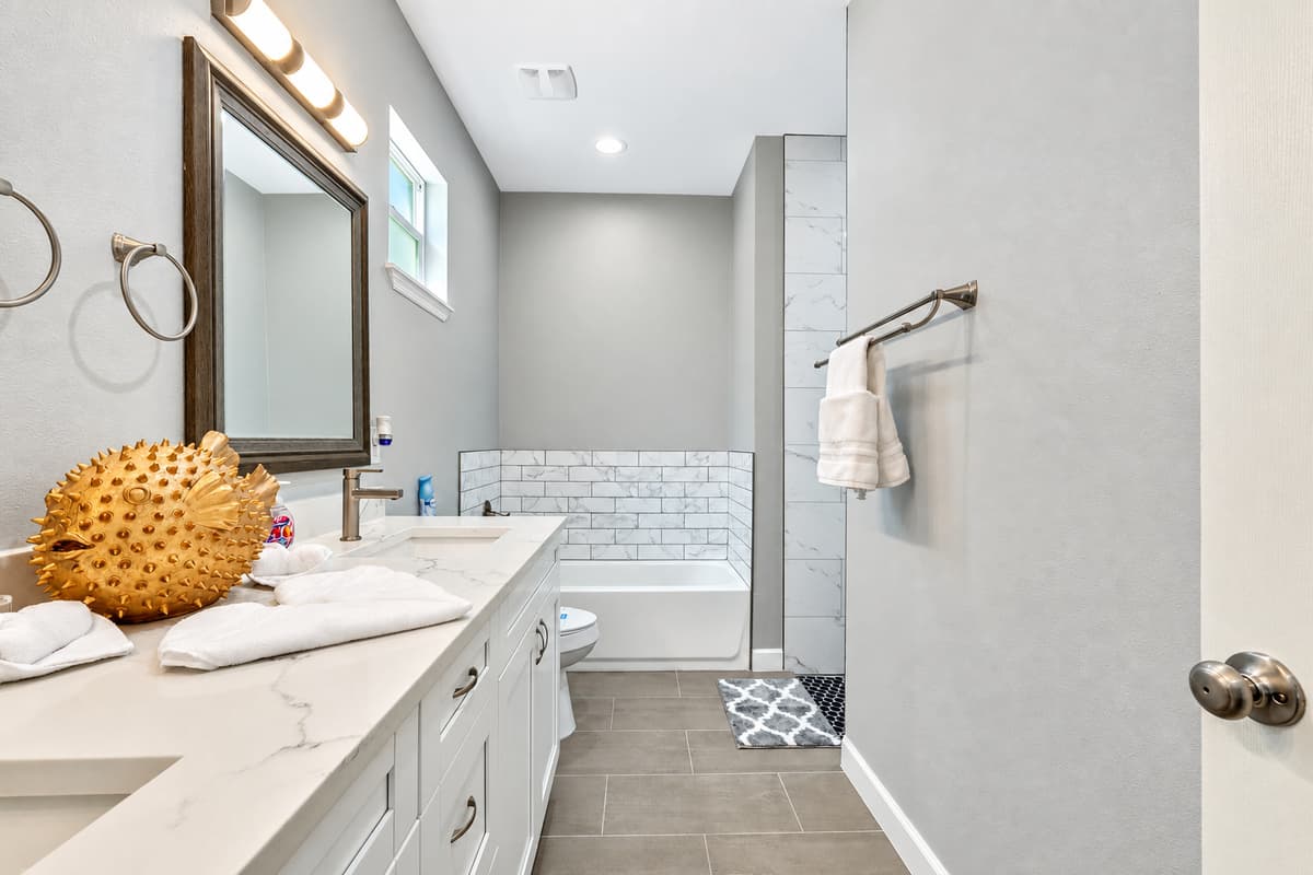 If time is of the essence, our spacious shower offers a convenient alternative, providing you with a refreshing cascade of water that invigorates the senses and revitalizes the body.