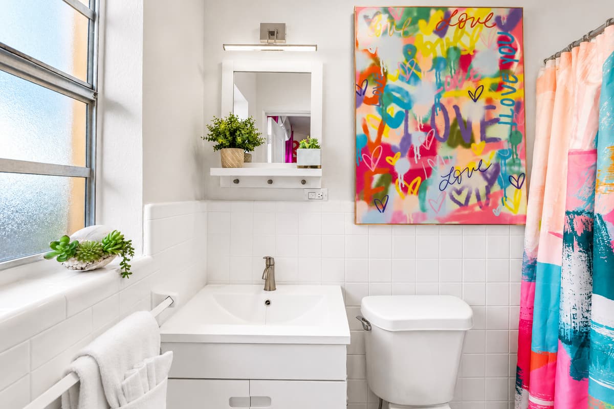 Refresh after a day at the beach in the clean, modern bathroom featuring a tub/shower combination, fresh towels, and coastal-inspired décor.