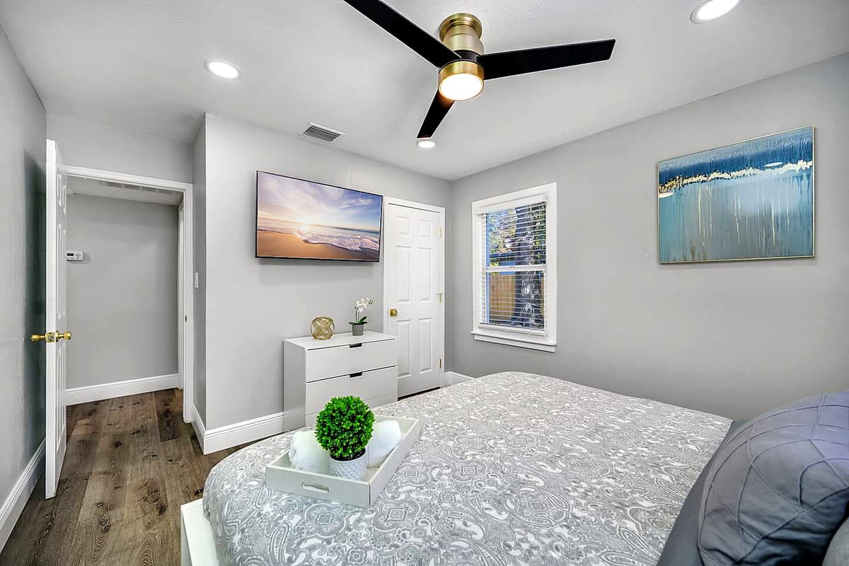 Relax after a long day of activities with family and friends. Have an amazing sleep in this beautiful room that has a queen-size bed, TV, drawers, and closet. 