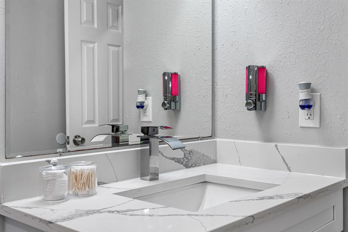 Great bathroom with toilet, a sink and a shower and bathtub combo. Feel fresh and clean after a long day of travel from your home to your home away from home. If you are interested in this property, send us an inquiry now!