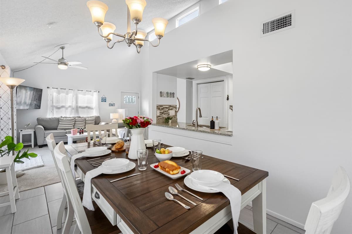 The combination of wood and white finishes creates a stylish yet comfortable space for your meals.