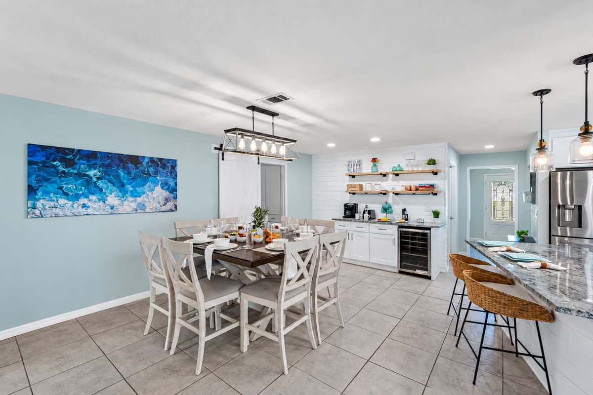 With a large table, modern lighting, and open shelving, this space is perfect for group dining or family gatherings.