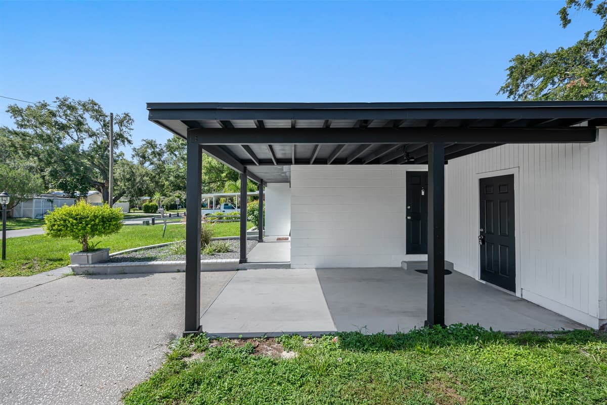 The beautiful side view of the house showcasing our magnificent front yard, and driveway. If you are interested in this property, don't hesitate to send us a message! Book now!