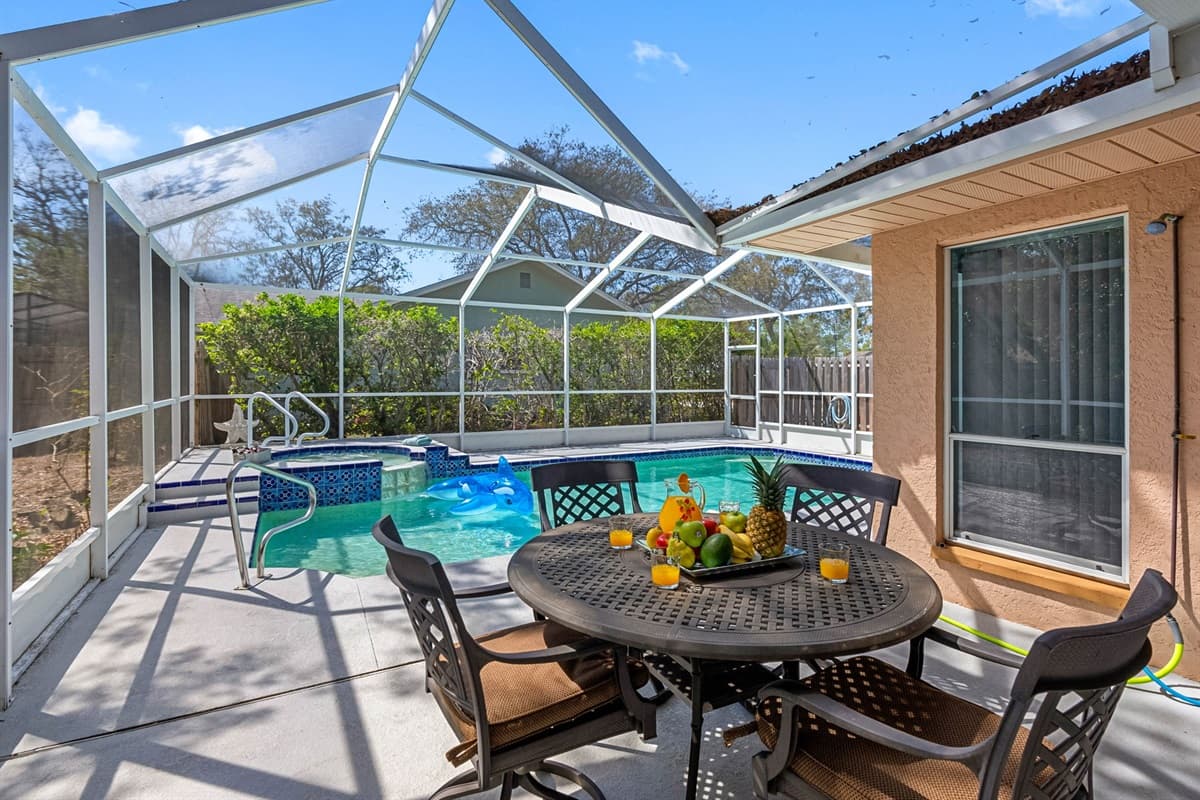 The full-screen enclosure keeps bugs and debris at bay, so you can enjoy the outdoors without any hassle.