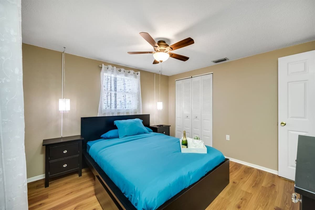Lovely bedroom with queen size bed, smart TV, closet, and drawers. Enjoy the comfort while staying at your home far from home. Do you love what you see? Don't think twice and send us an inquiry as soon as possible!