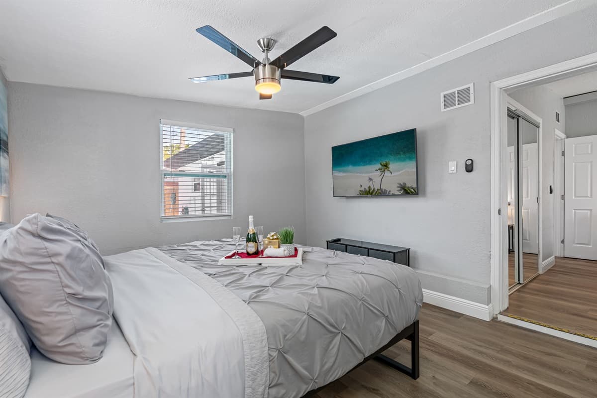 Whether you prefer to snuggle up under the covers or sleep with a gentle breeze, the fan will help you achieve the perfect sleeping conditions.